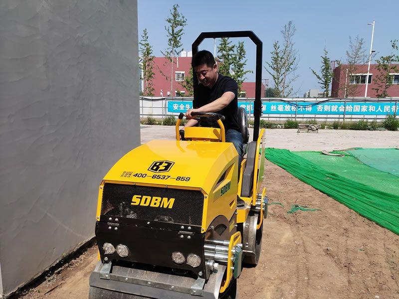 座駕振動壓路機在惡劣環(huán)境下如何工作？