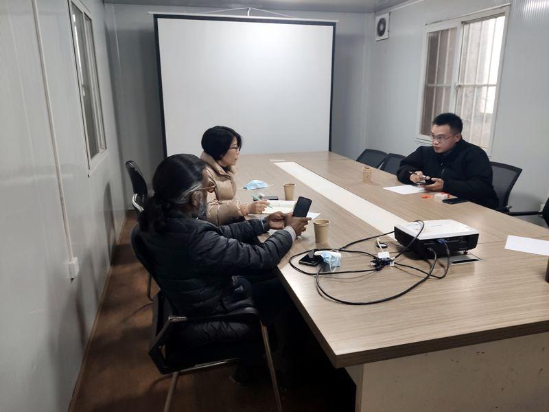 國外客戶來我廠考察，試駕奔馬小型壓路機