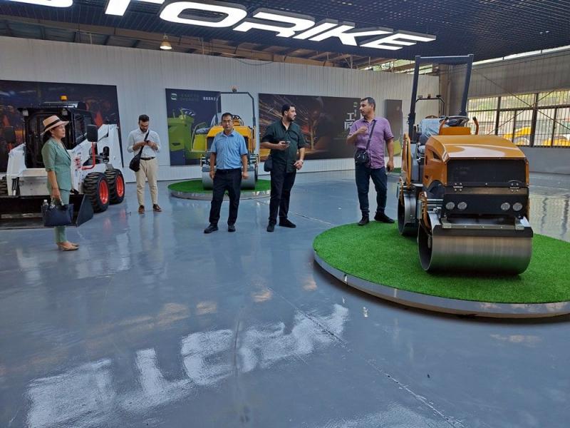 國外客戶來我廠參觀考察小型壓路機，并達成合作意向
