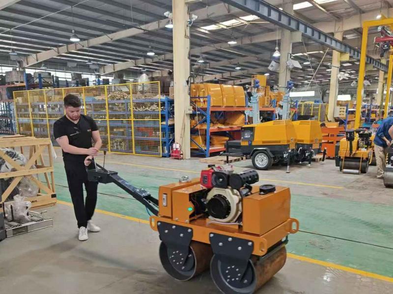 國外客戶來我廠參觀考察小型壓路機、移動照明車等產(chǎn)品