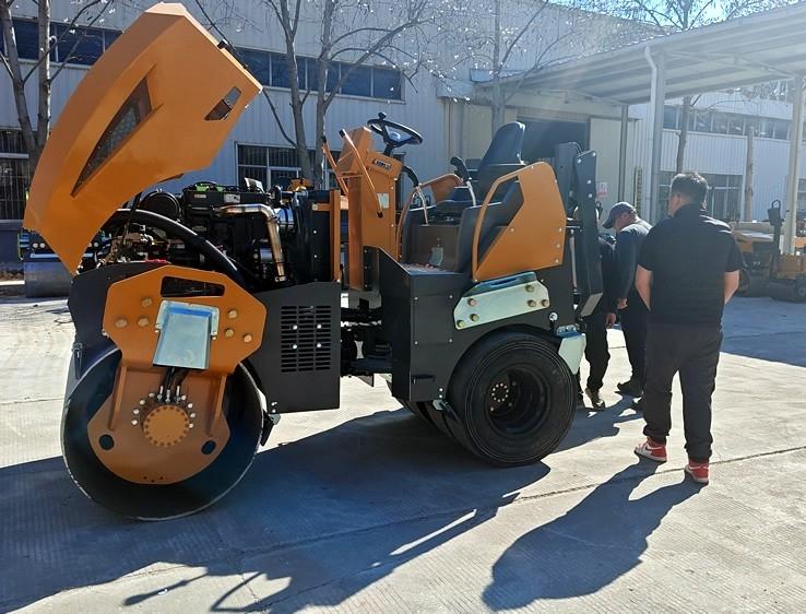 3月18日，哈薩克斯坦客戶來廠體驗考察5噸膠輪壓路機